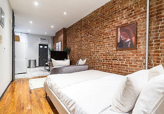 3rd image of 1626 2nd Ave APT 1S