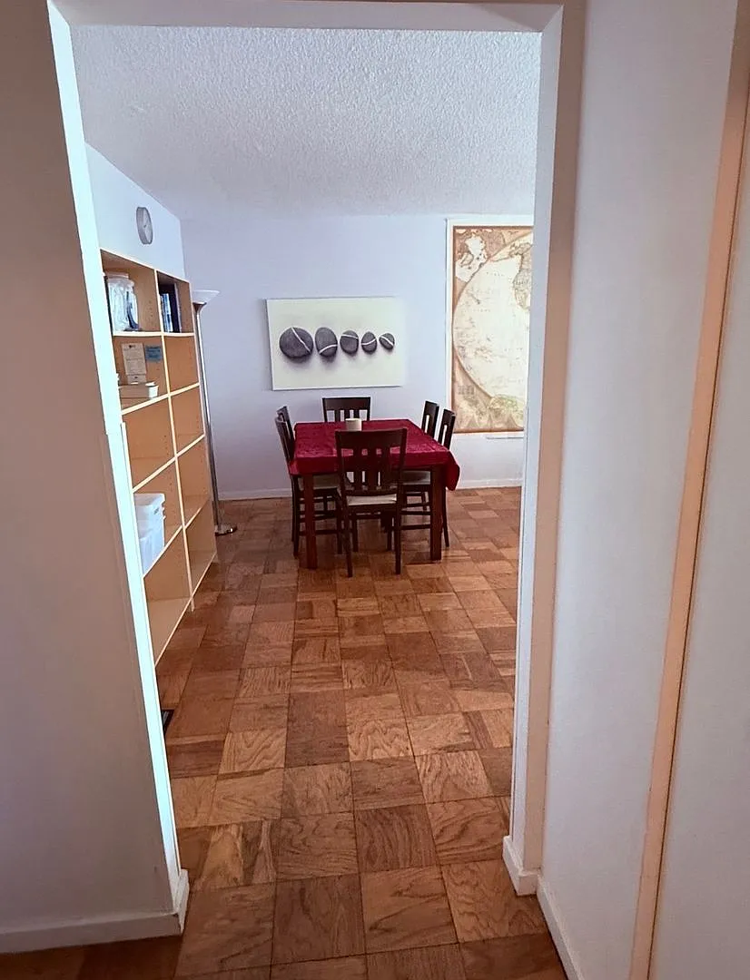 Furnished 1-Bedroom at Brook House Balcony, Separate Dining Area & Flexible Lease Terms — Photo 4