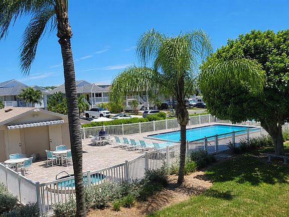 3rd image of 255 Capri Cir N APT 17