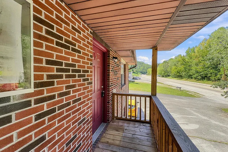 1 bed, 1.0 bath, $825 — Photo 2