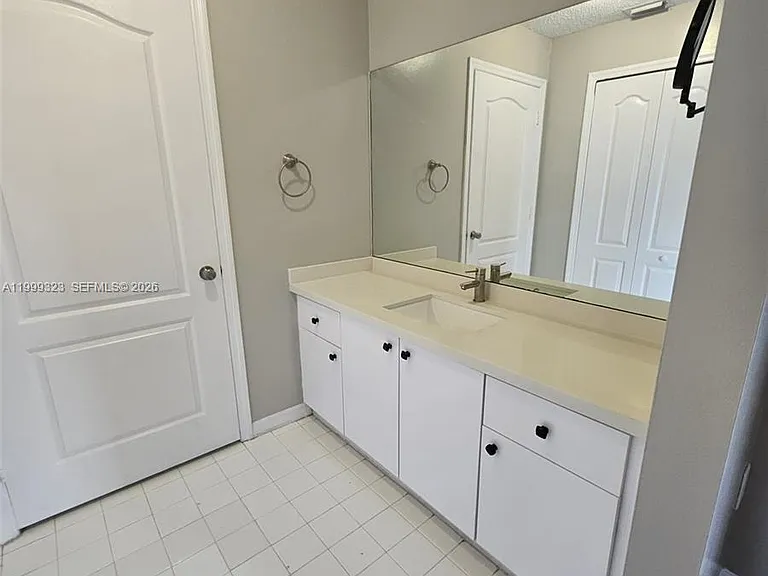 2527 W 76th St #208 — Photo 14