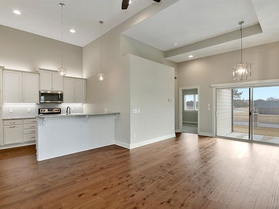 4th image of 818 McCloud Cir #209