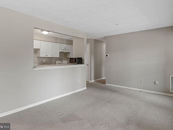 5th image of 1002 Downing Ct APT H