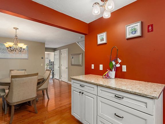 5th image of 79 Gaslight Ln
