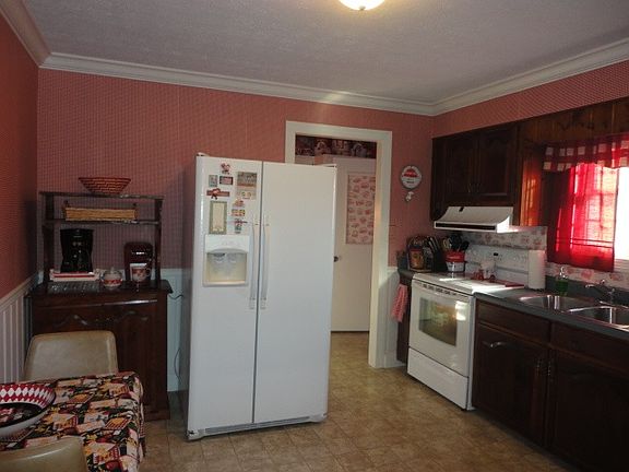 4th image of 124 Surrey Ln