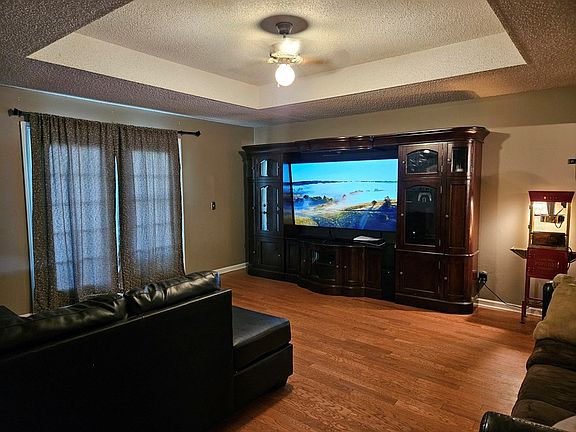 2nd image of 1406 Camellia Way