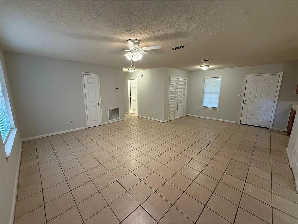 3 bed, 1.0 bath, 1035 sqft, $950 — Photo 2