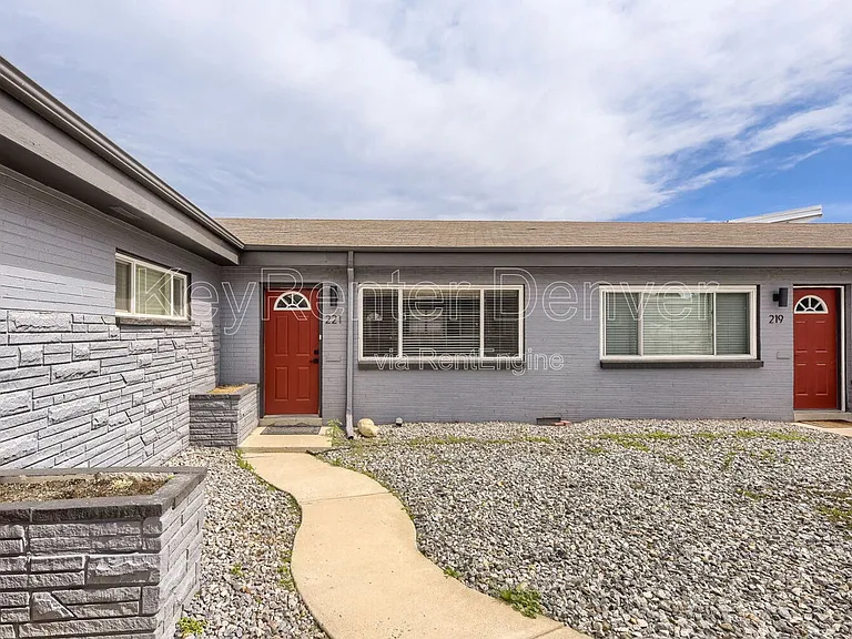 221 S Holly St — Photo 2
