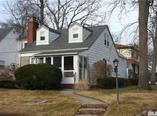 126 Scarcliffe Dr, Malverne, NY 11565