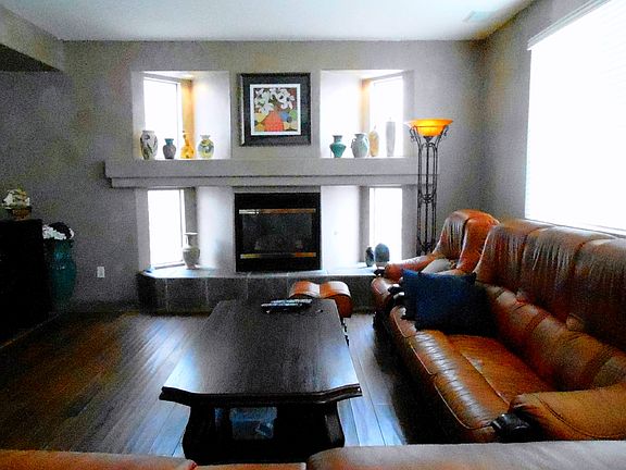 Family Room w/ Fireplace 