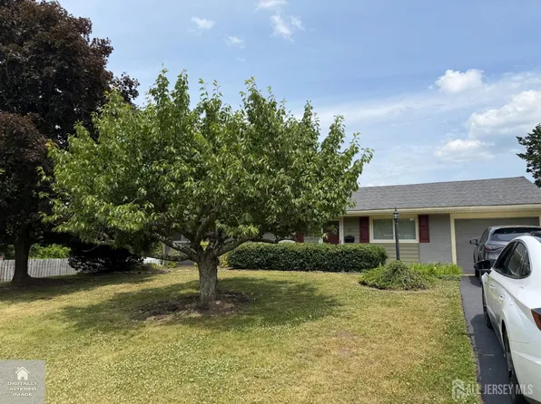 38 New Rd, Kendall Park, NJ 08824