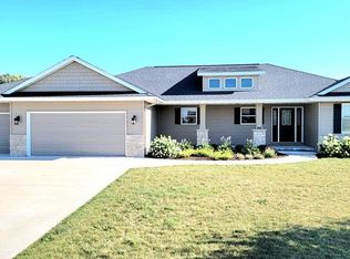 521 Wren Ln, Howards Grove, WI 53083