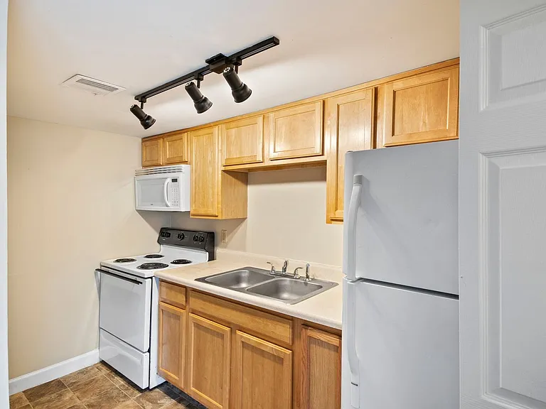 Balsam Avenue Apartments - The Courts — Photo 29