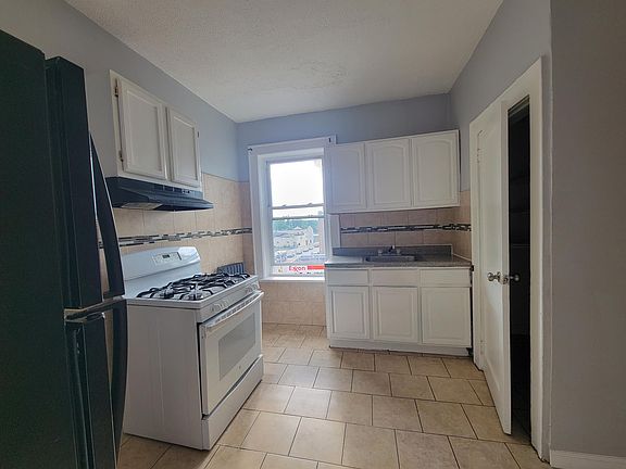 3rd image of 96 Hillcrest Ter #12E
