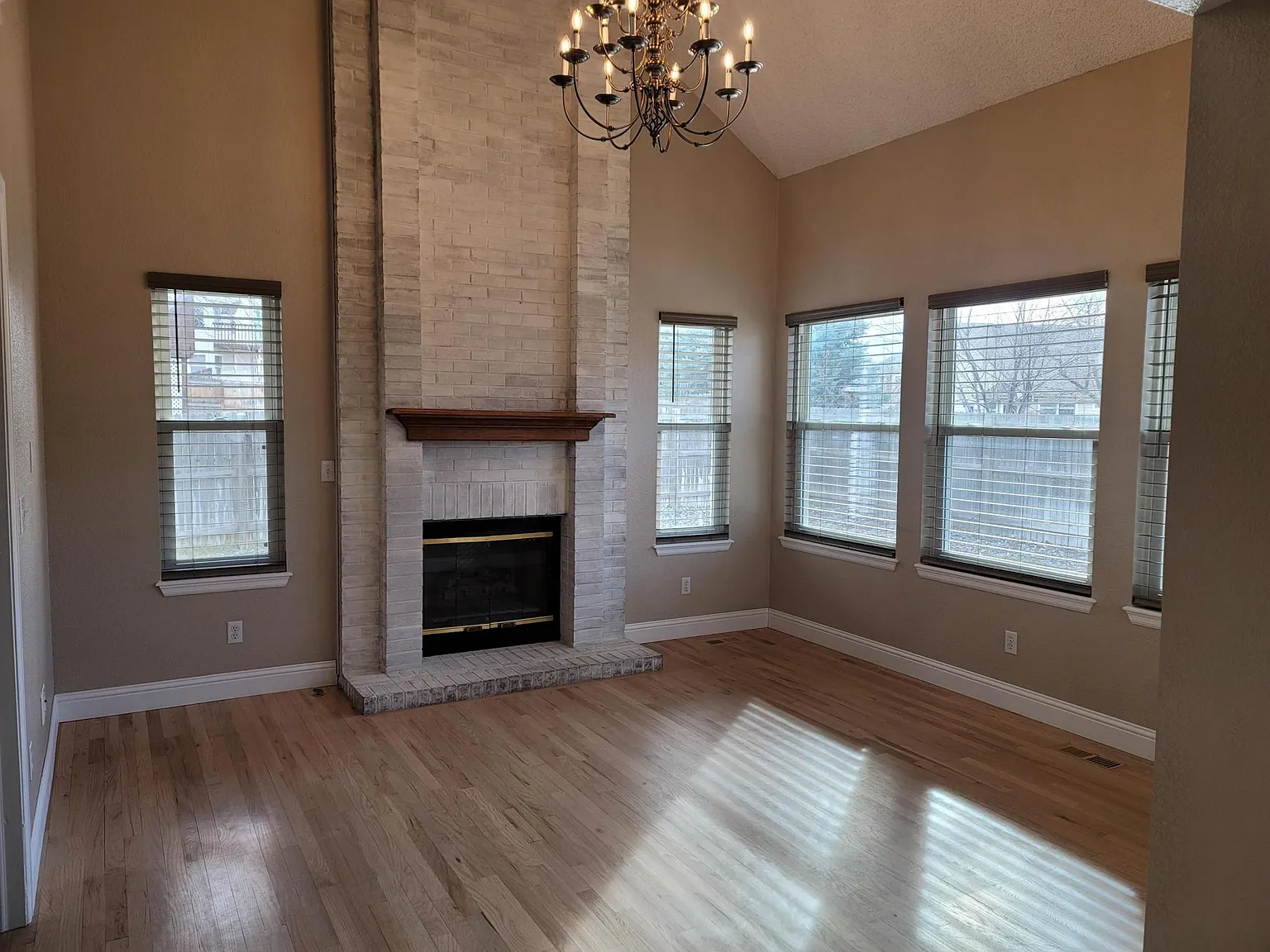 5 bed, 2877 sqft, $3,400 — Photo 2