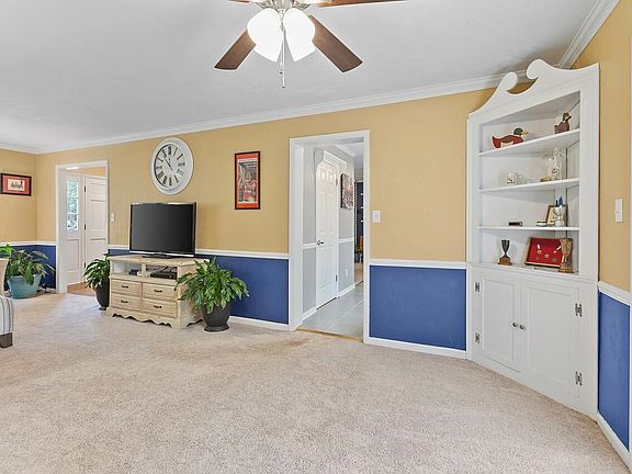 4th image of 3205 Beaumont Dr