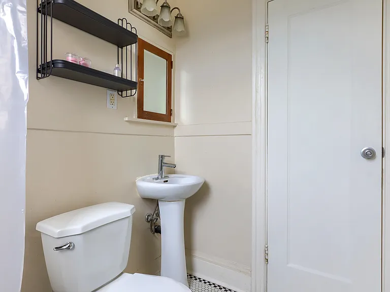 935 Jervis St #6 — Photo 12
