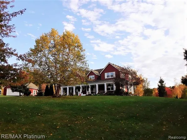 1949 Thorntree Ln, Ortonville, MI 48462