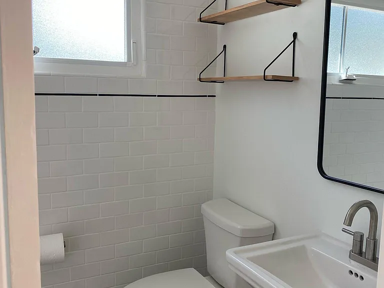 Ensuite bath with bathtub