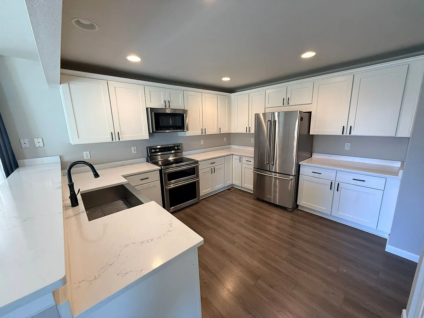 Updated 4-bed, 3.5 Bath, 2-Car Home in Settlers Village — Photo 3