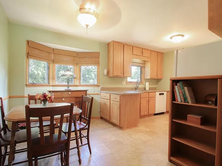 1335 Garland Ln N — Photo 5