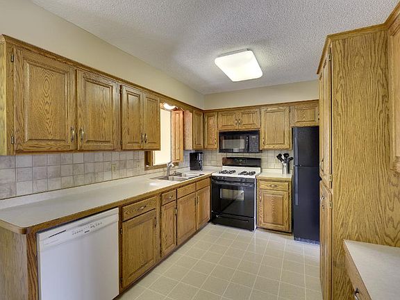 3rd image of 12605 Buchanan St NE