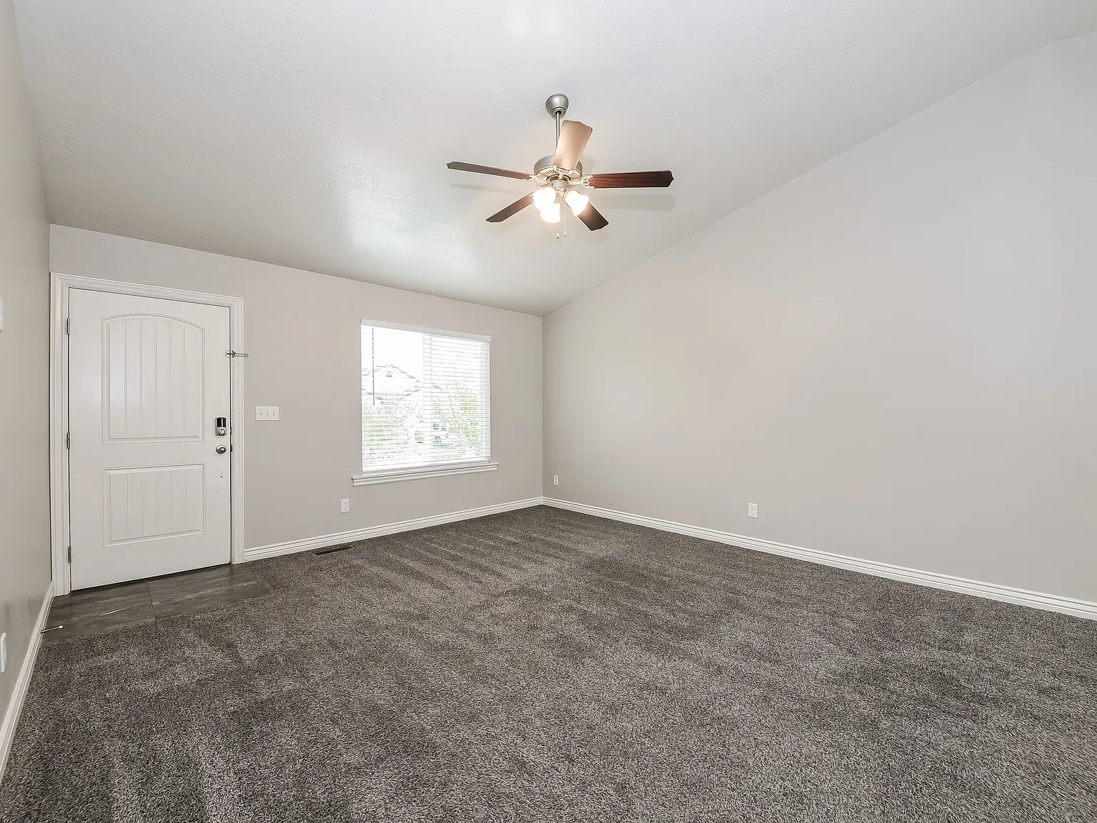 5 bed, 3.0 bath, 2413 sqft, $2,585 — Photo 4