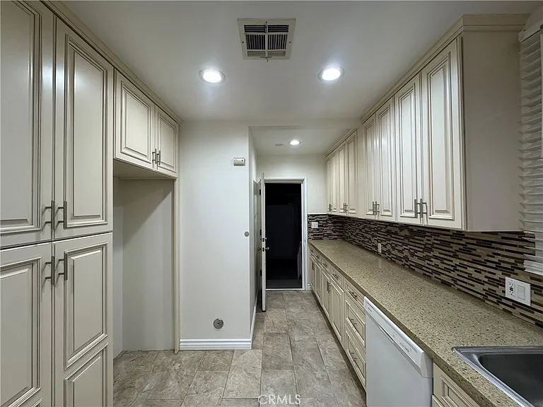 7701 Wilkinson Ave — Photo 9
