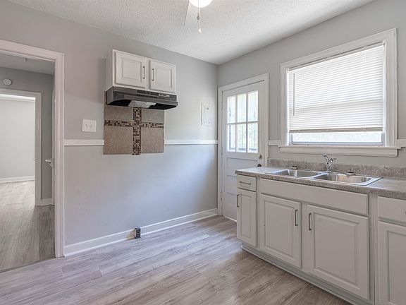 5th image of 1009 McEvers Rd