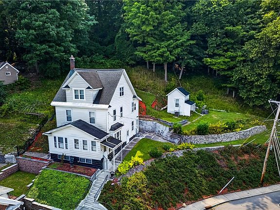 3rd image of 203 Woods Rd