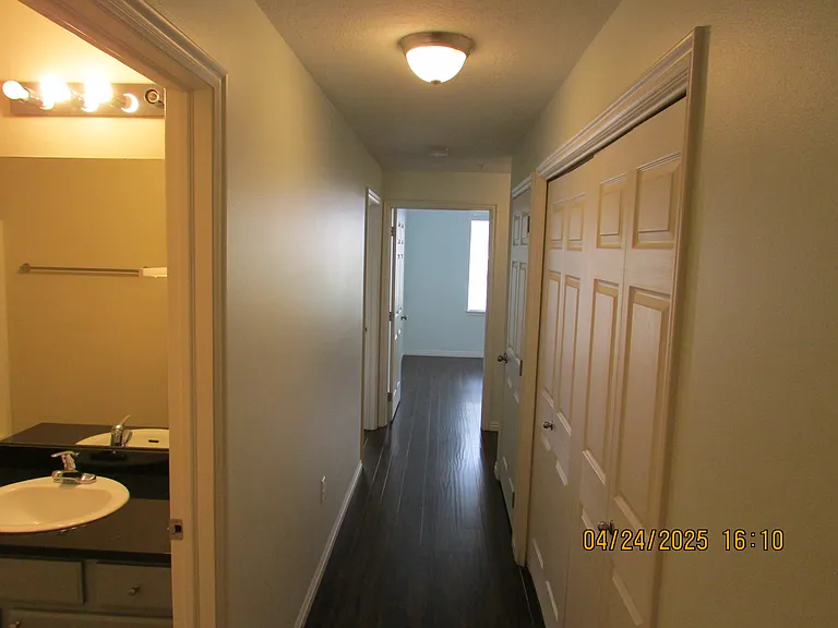 Bathroom No2/hallway/washer and dryer/linens closet