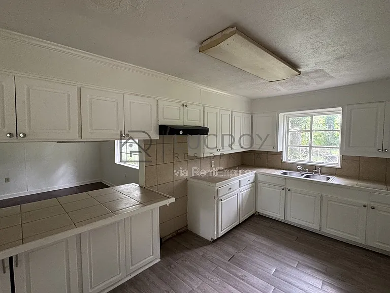 323 Colonial Dr — Photo 6