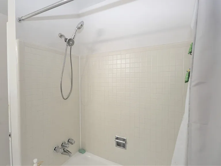 559 Fox Hills Dr N — Photo 3