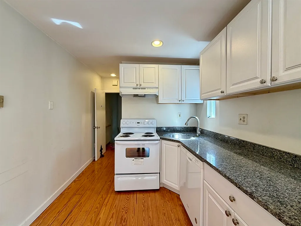 1 bed, 1.0 bath, 350 sqft, $2,300 — Photo 2