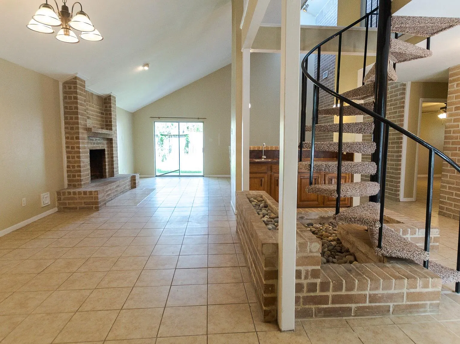 3 bed, 2.0 bath, 2224 sqft, $1,850 — Photo 4