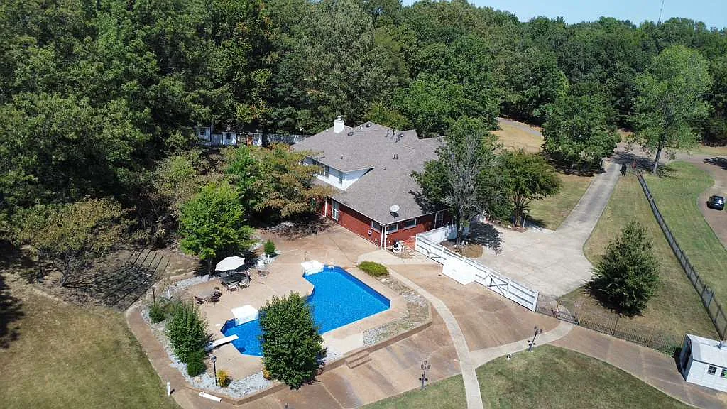 6 bed, 3.5 bath, 5631 sqft, $12,500 — Photo 4