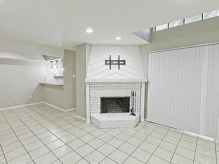 889 Dublin Dr #D — Photo 2