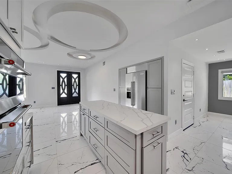 2206 Saxon Dr — Photo 12