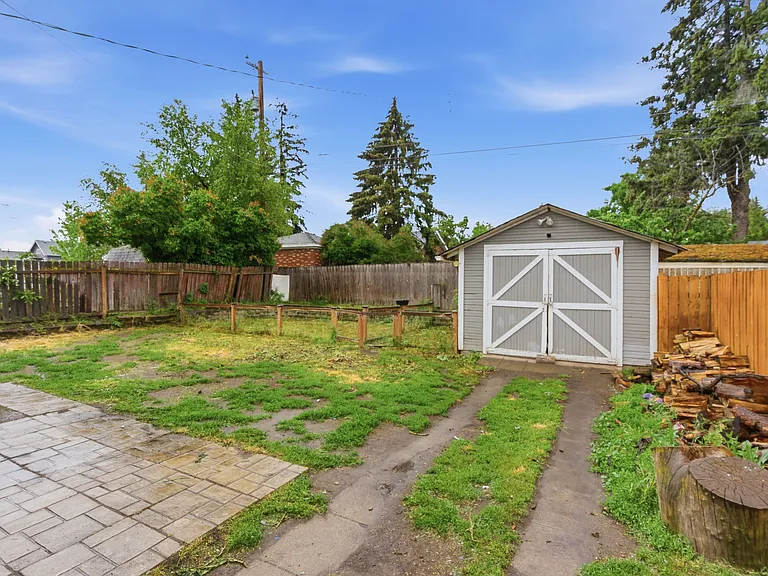 554 E Bridgeport Ave — Photo 9