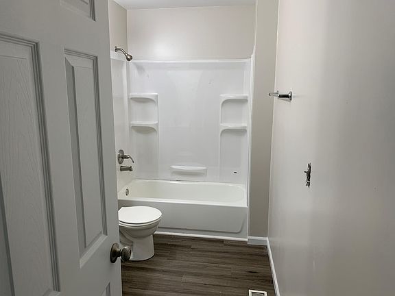 5th image of 785 Woodside Dr
