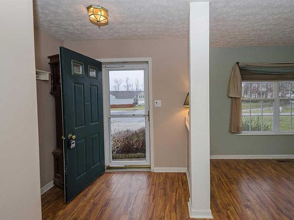2nd image of 10 Meadowlands Dr