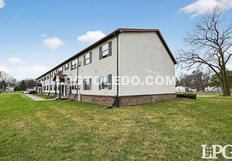 1220 Bedford Woods Dr #10 — Photo 21