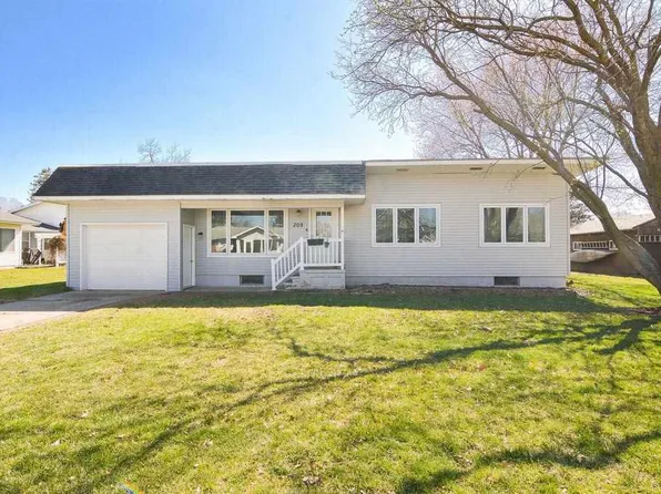 309 Washington St, Hills, IA 52235