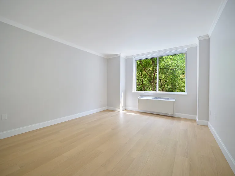 160 Riverside Blvd #806 — Photo 11