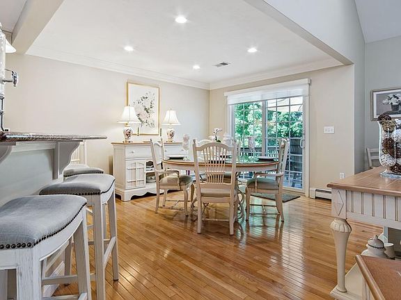5th image of 48 Holly Cir