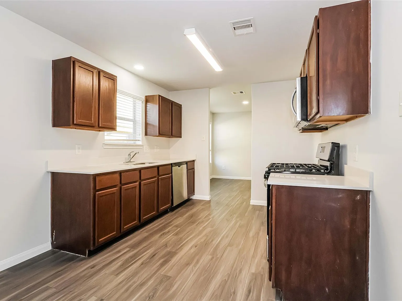3 bed, 2.5 bath, 1645 sqft, $1,960 — Photo 3