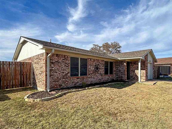 2nd image of 815 W D Ave