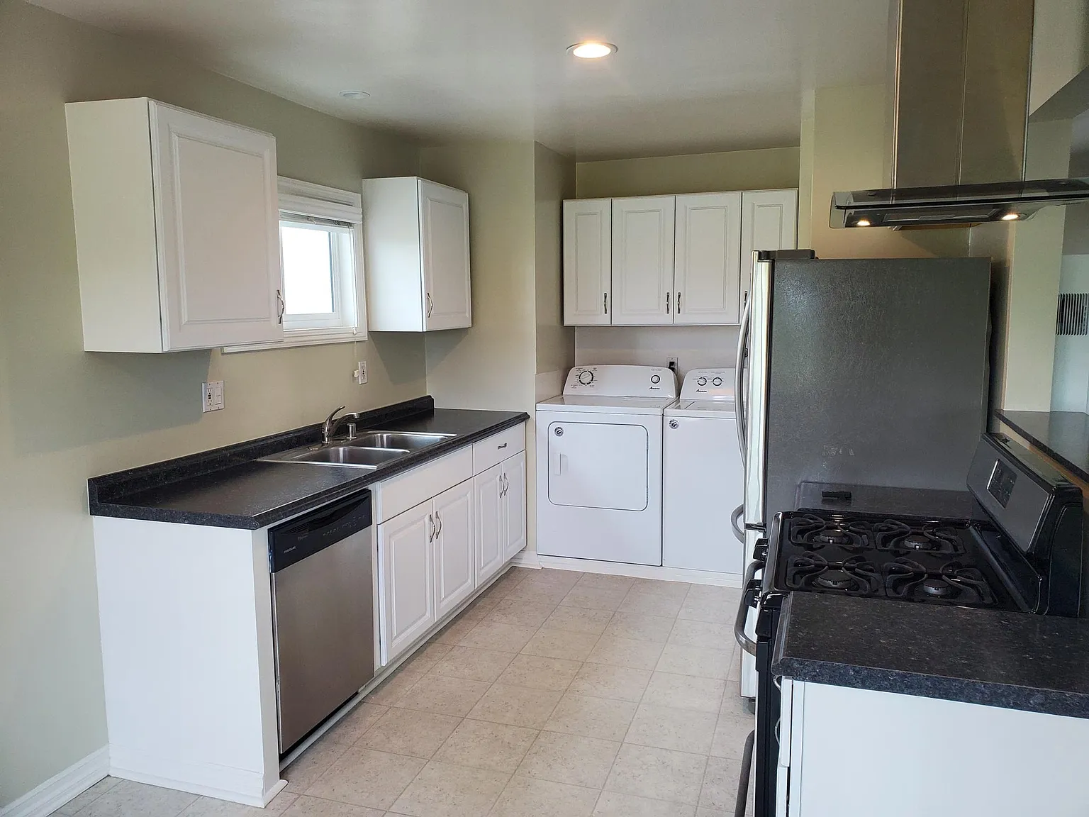 2 bed, 865 sqft, $3,200 — Photo 4