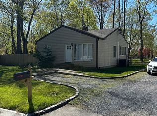 8 Brooksite Dr, Smithtown, NY 11787
