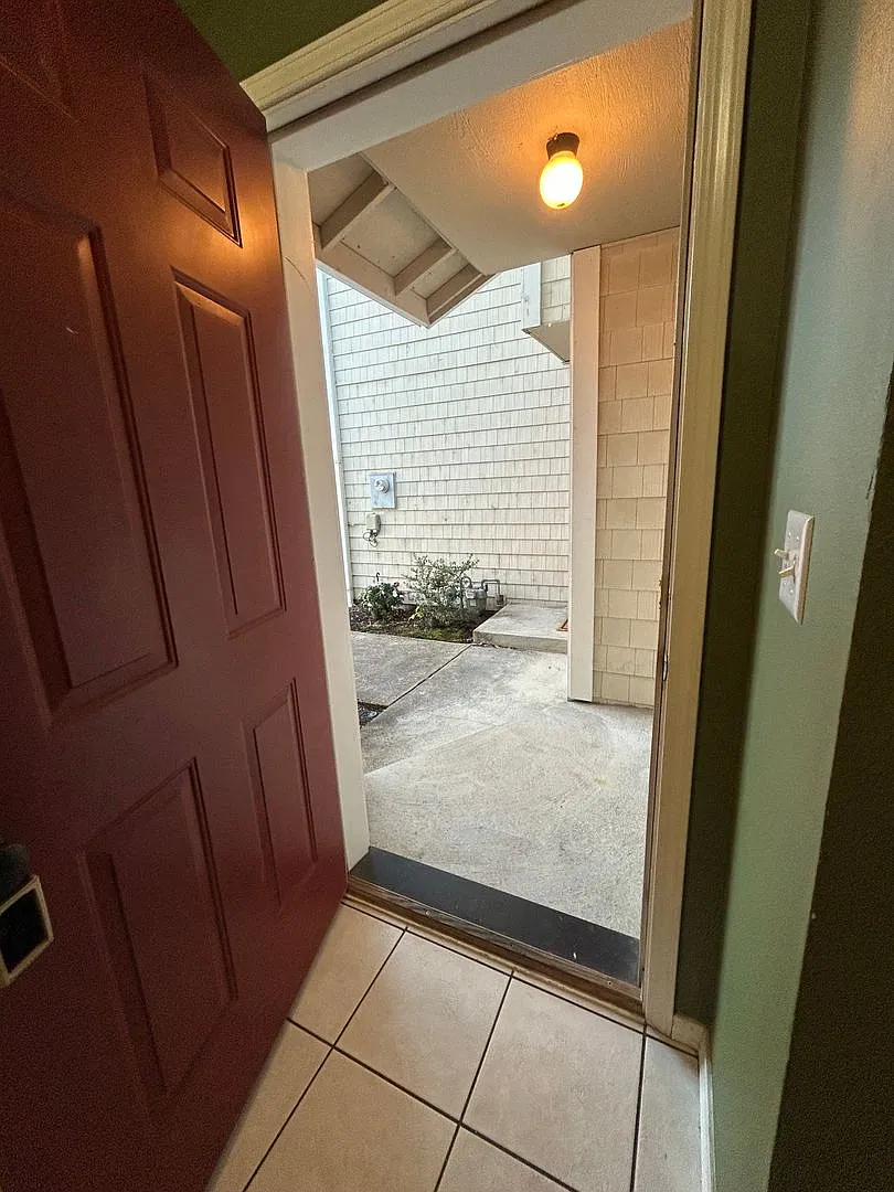 (867) 479 NE Conifer Blvd - 3 Bed / 1.5 Bath Townhome — Photo 3